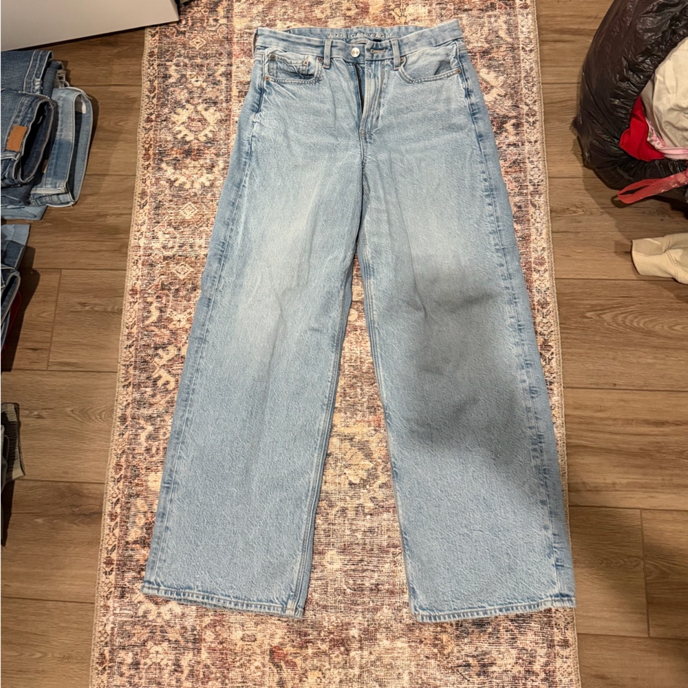 American Eagle Outfitters High Rise Wide Leg Light Blue Jeans, size 6 short